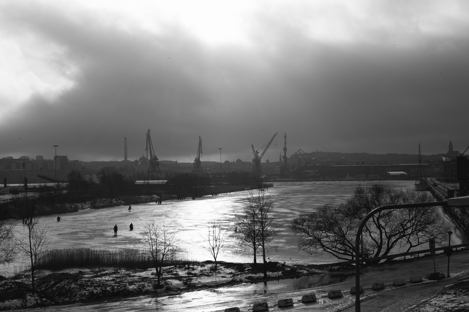Isfiskare i frihamnen.